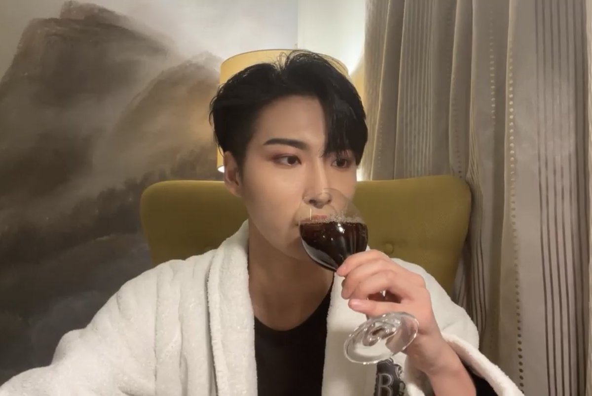 아니  옷차림에 얼굴에 배경에
와인잔을들고있는 엣지있는손가락까지
   완전      광공같은데 ..
콜라먹으면서 힘들어하는얼딩과
김치찌개먹을생각에 흥분한먹짱이라니