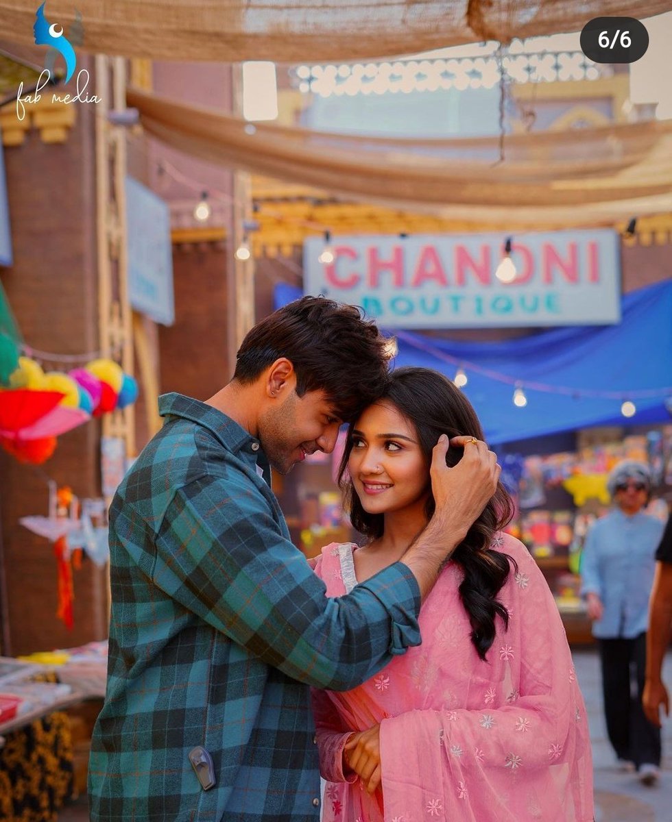 Ashi Randeep and background mai Chandni Boutique reminds me of Naina ke ghar se dikhne waala Chandni movie ka poster and Samaina
🥺