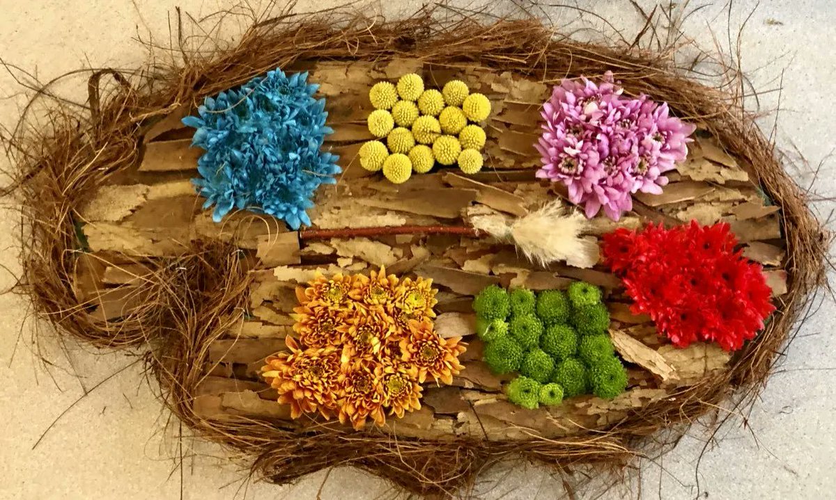 Another absolutely stunning design created by Level 3 student Holly Moule last week.
 'A Painters Palette' trend design, we love the eucalyptus bark base, so what's the word? ...Artistic! Well done Holly! #level3floristry #kingstonmaurwardcollege #trendddesigns