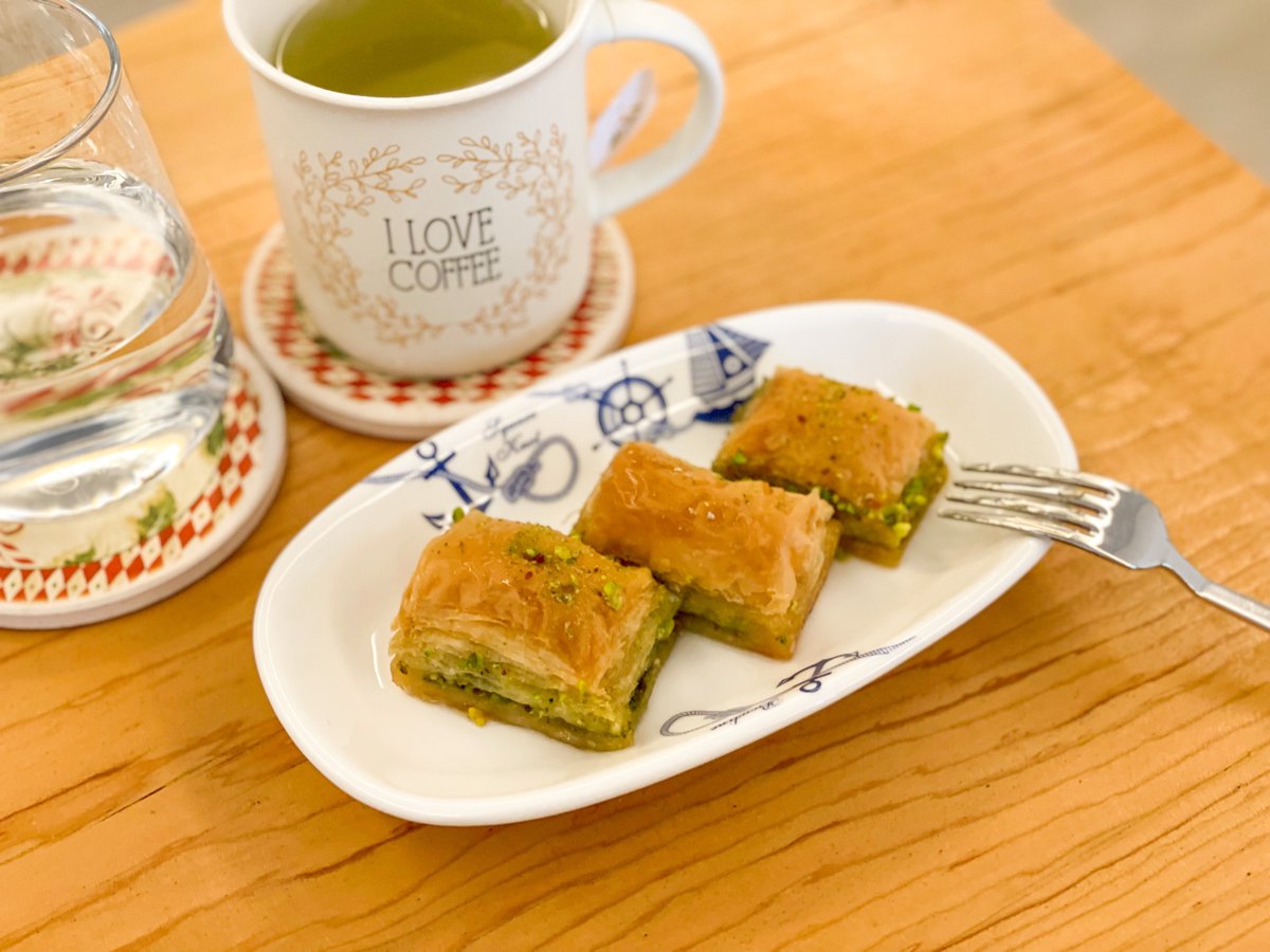 おやつにトルコの伝統菓子バクラヴァ🇹🇷✨パイ生地にピスタチオやクルミ、アーモンドなどを挟み焼き上げたものにシロップがかけてあります。めちゃくちゃ甘い😳でも、くせになる美味しさ☺️✨