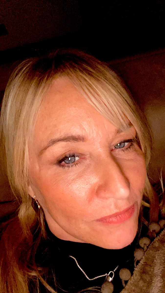 heavenskincare's tweet photo. I’ve been forgetting to put my #beevenomask on my top lip, know idea why! I notice three lines, so in just one application of #heavenbeevenommaak they disappeared!!!!! Yes gone ! Not the most flattering pick. #collagendrops and #beevenom retweet to #win https://t.co/706kKsGIoM