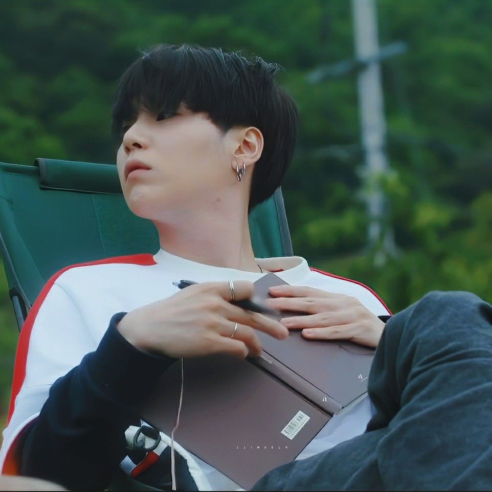 Joonie_neha7's tweet photo. Min yoongi being the most comforting view ;
  - A thread ; https://t.co/RcLGv8wX3Q