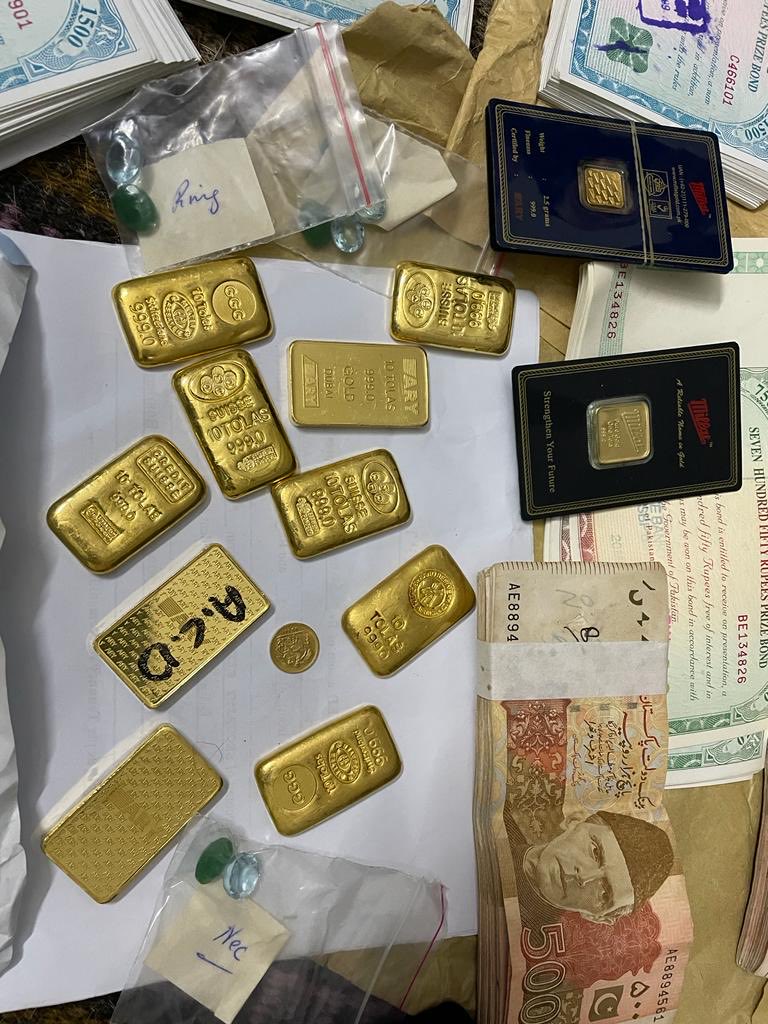 AajKamranKhan's tweet image. ٹرانسپنسی انٹرنیشنل نے کل تصدیق کی پاکستان میں کرپشن مزید بڑھ گئی پاکستان میں سندھ میں سرکاری کرپشن خطرناک ترین یہ تصاویر کل نیب کے کراچی میں کورنگی DMC کے نچلی سطح کے دو افسران کے گھروں پر چھاپے سے برآمدگی کی ہیں سونے کی اینٹیں نوٹوں کی گڈیاں اوپر والوں کے گھروں کا کیا حال ہوگا