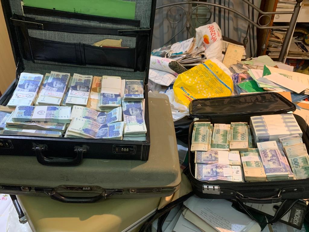 AajKamranKhan's tweet image. ٹرانسپنسی انٹرنیشنل نے کل تصدیق کی پاکستان میں کرپشن مزید بڑھ گئی پاکستان میں سندھ میں سرکاری کرپشن خطرناک ترین یہ تصاویر کل نیب کے کراچی میں کورنگی DMC کے نچلی سطح کے دو افسران کے گھروں پر چھاپے سے برآمدگی کی ہیں سونے کی اینٹیں نوٹوں کی گڈیاں اوپر والوں کے گھروں کا کیا حال ہوگا