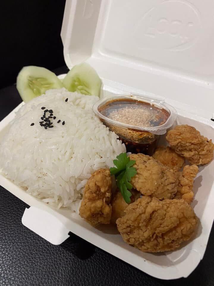 chickyhomemade's tweet photo. (25/1/64)รอบ 19.00 สั่งได้เลยน้า
ข้าวไก่ป๊อปซอสออริ,หมาล่า ,แจ่ว  ราคากล่องละ 50 บาท 
ปีกไก่ (รสออริจินิล,หม่าล่า) ชิ้นละ 10 บาท ข้าวเปล่าก็มีน้า 
ส่งฟรีรอบบางแสน ฮาลาล ไม่ใส่ผงชูรส 
#กินไรดีมอบู #บางแสน #รีวิวบางแสน #รีวิวมอบู #ชลบุรีบางแสน #นัดรับบางแสน #ทีมบูรพา https://t.co/eqFwWnf299