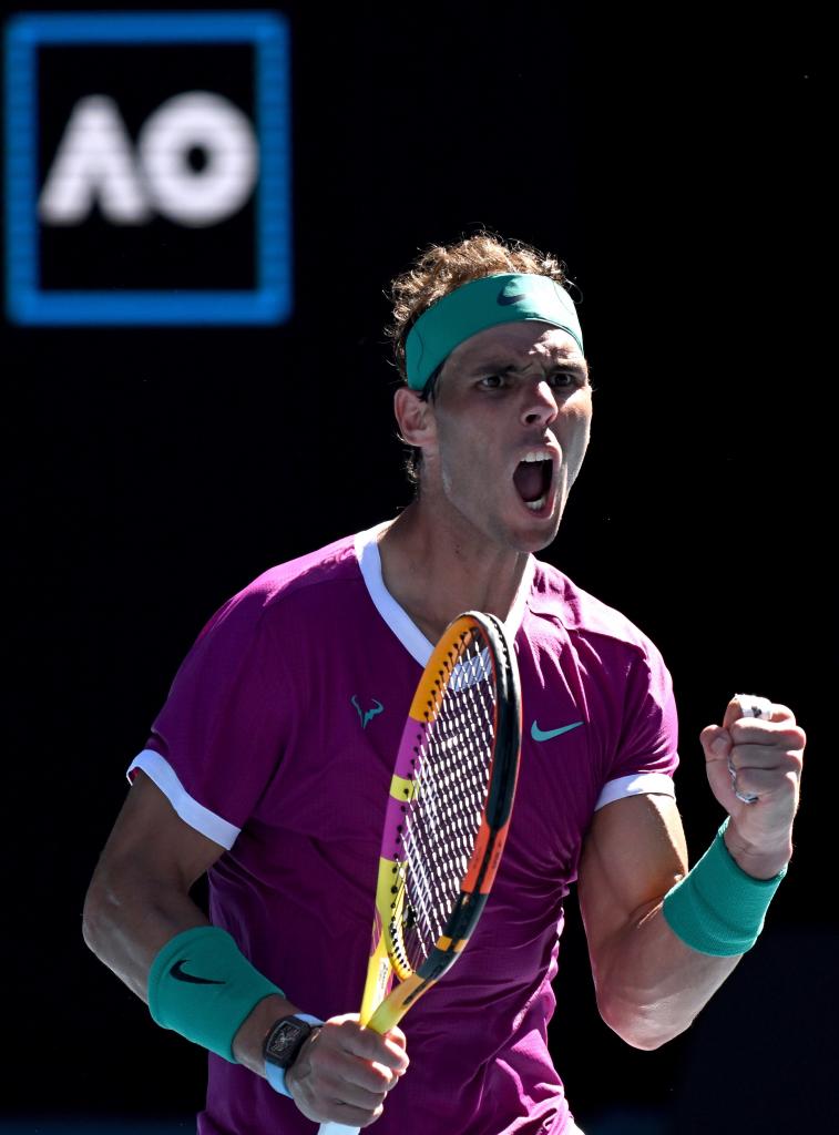 marca's tweet photo. 🎾💪🙌 ¡¡En pie con @rafaelnadal!! Más de cuatro horas, cinco sets, con molestias... ¡Pero RAFA es siempre RAFA! ¡¡A SEMIFINALES!!  
https://t.co/c631KxCkxM #AusOpen https://t.co/W92GadZaNz