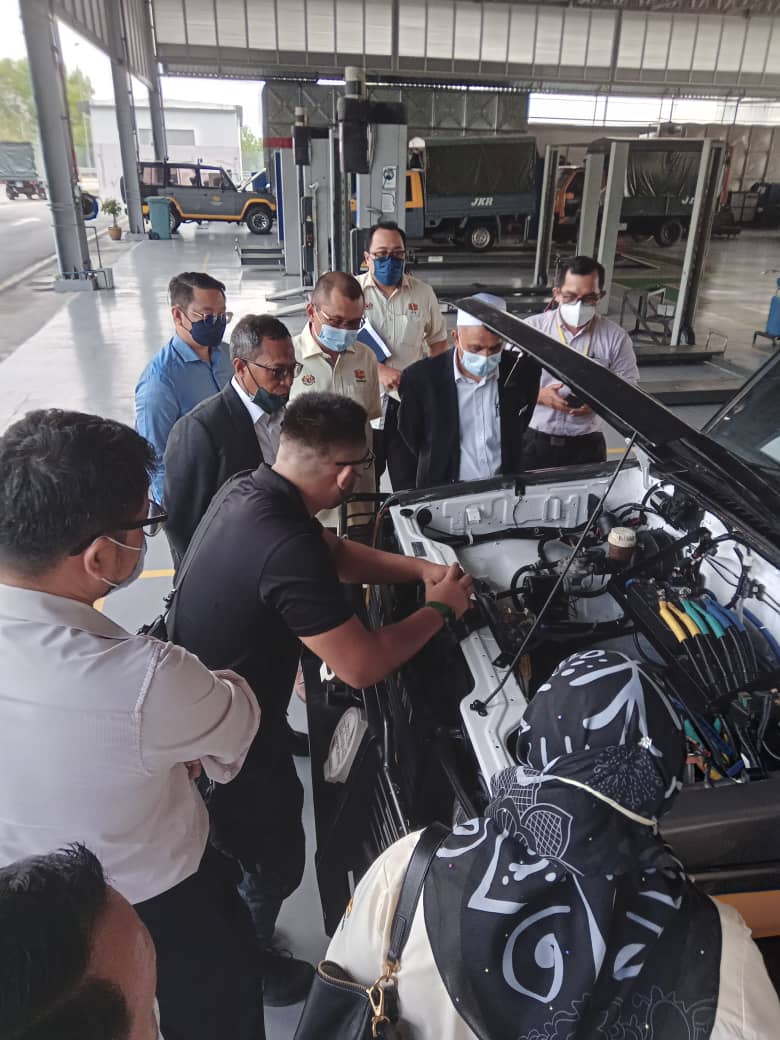 JKRWoksyop's tweet photo. PROJEK PELAKSANAAN ELECTRIC VEHICLE CONVERSION (EVC) JKR

Sesi Pengujian Prototype EVC Fasa 1. Projek EVC Jabatan Kerja Raya telah disempurnakan oleh YBhg. Dato' Ir @habbali_ibrahim TKP Kerja Raya (Sektor Bangunan) &amp; turut dihadiri oleh P.Kanan CKM &amp; P.Kanan CKE. https://t.co/7ACRHMqWQV