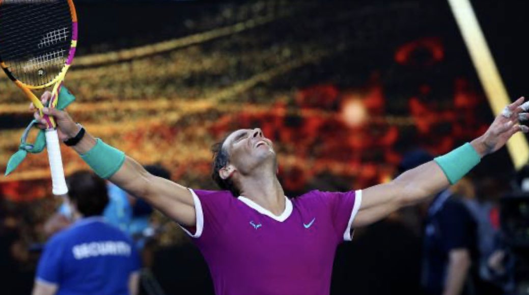 Hace dos meses no sabía si volvería a jugar. Hoy está a dos victorias de levantar su #21 Grand Slam. Tan cerca y tan lejos, pero un solo titular: Nunca se puede dudar de Rafa Nadal #AusOpen