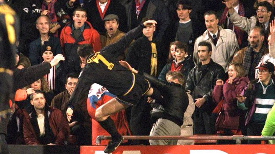 OdFutbolModerno's tweet photo. "Tengo una pila de buenos momentos, pero mi favorito es cuando le di una patada a un fascista".

Eric Cantona

25 de enero de 1995, 27 años de la gran patada de Cantona https://t.co/5Ftx7zub9W