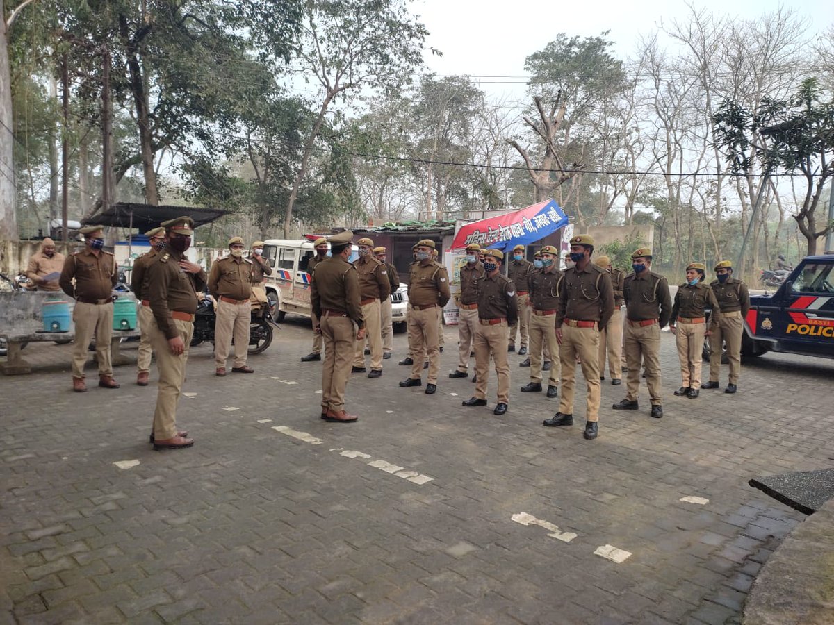 gaurpolice's tweet photo. #SHOGaur के द्वारा #राष्ट्रीय_मतदाता_दिवस के अवसर पर थाना गौर पर उपस्थित पुलिस जन को लोकतंत्र मे अपनी पूर्ण आस्था रखते हुए निष्पक्ष,निर्भीक, प्रलोभन से प्रभावित हुए बिना सभी निर्वाचनो में अपने मताधिकार का प्रयोग करने की शपथ दिलाई गई।
#NVD2022 https://t.co/R429c9k2rr