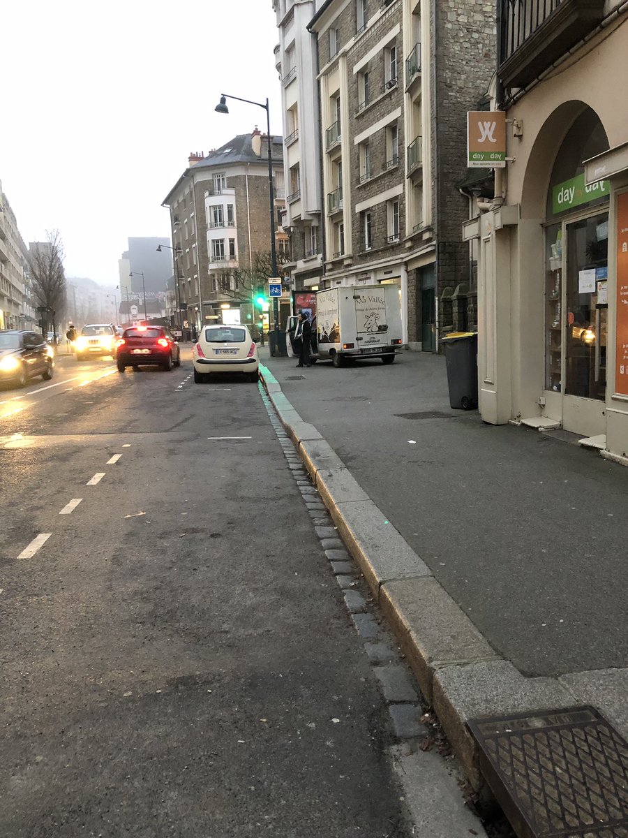 VLHavocat's tweet photo. À l’heure où nos enfants empruntent ce trottoir pour aller à l’école, certains le prennent pour une place de livraison... alors que des places de stationnement sont libres juste à côté..! La faute aux mauvaises habitudes rue Saint-Hélier ? 😡@Rayons_Action @metropolerennes https://t.co/VE5kB0XSjR