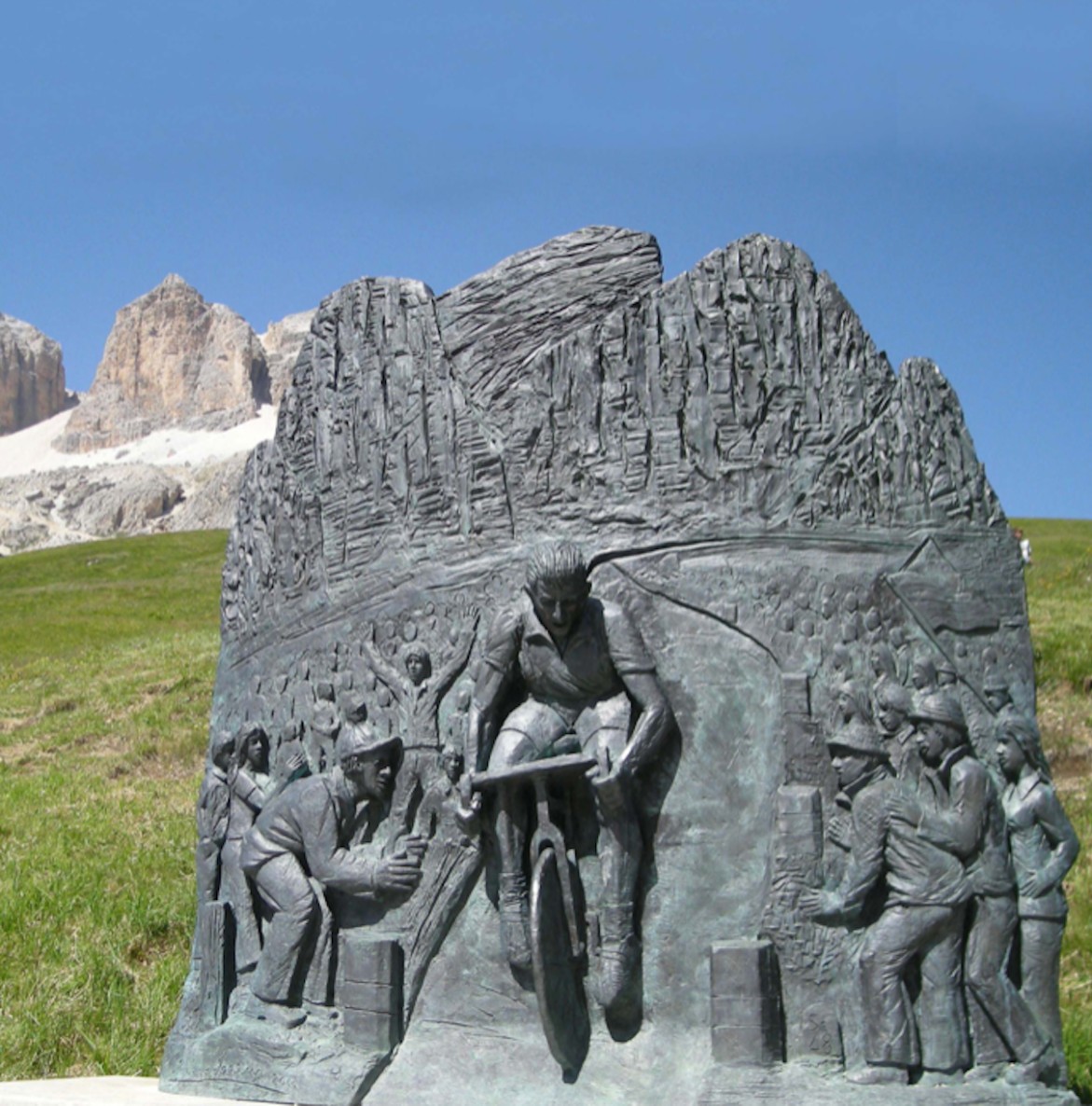 Great heroes get beautiful monuments. Some stand on great heights. Who knows where this monument to Fausto Coppi stands?

Retro Cycling Shirts. Remember.

#Cycling #faustocoppi #coppi