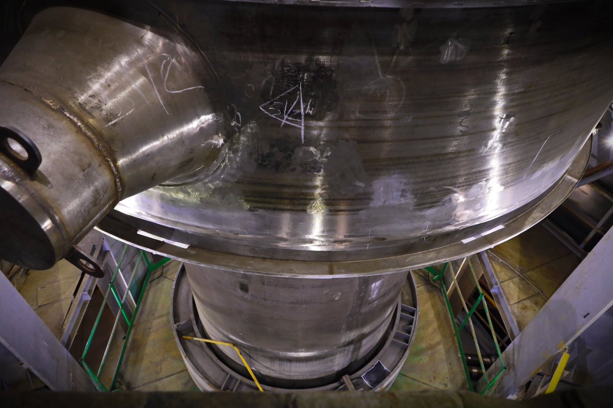 rosatom's tweet photo. На Атоммаше провели контрольную сборку корпуса с внутрикорпусными устройствами научно-исследовательского реактора МБИР https://t.co/Mnp1b4CIaX