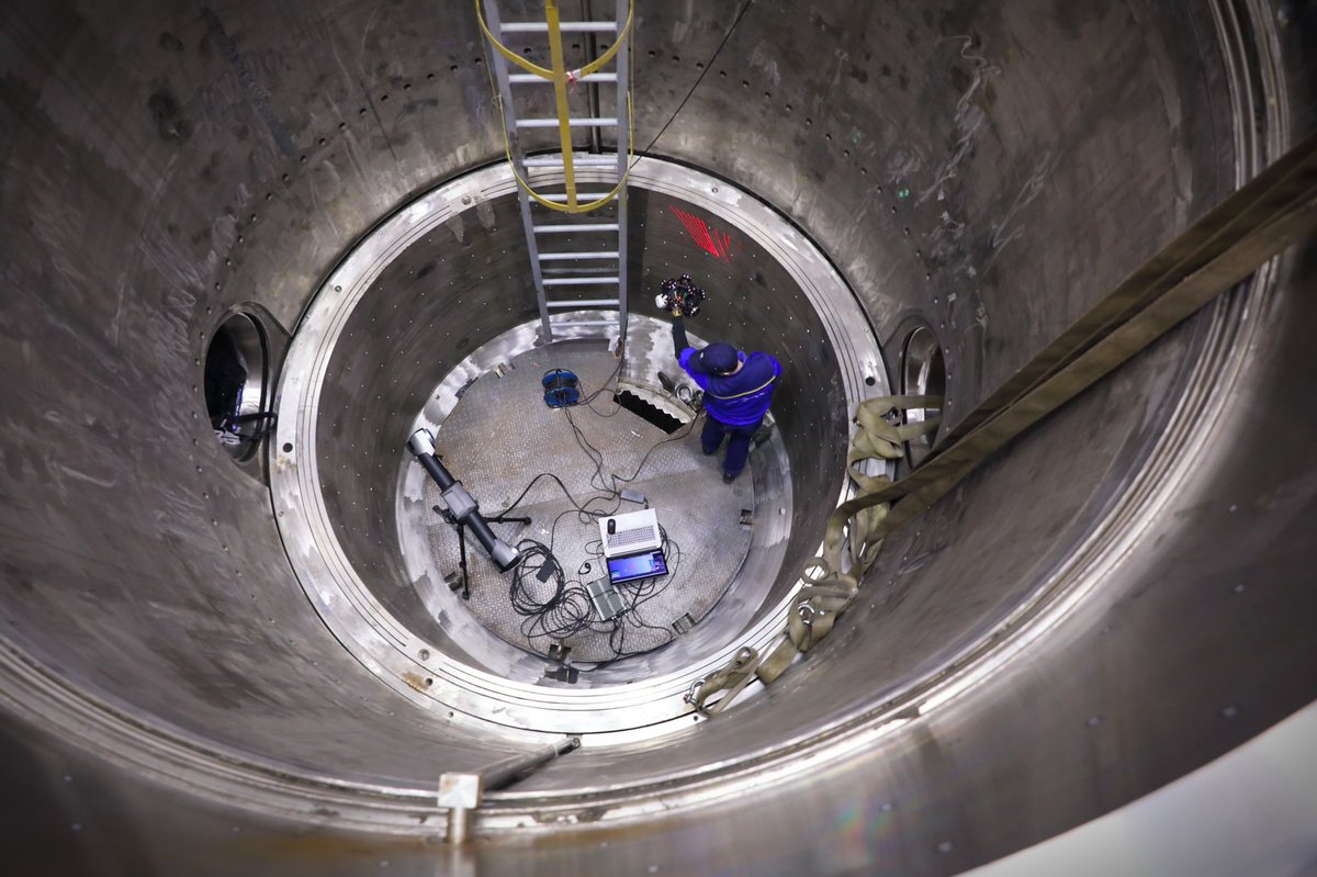 rosatom's tweet photo. На Атоммаше провели контрольную сборку корпуса с внутрикорпусными устройствами научно-исследовательского реактора МБИР https://t.co/Mnp1b4CIaX