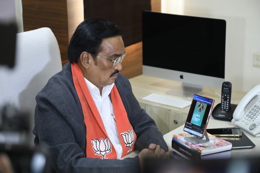 CRPaatil's tweet image. માનનીય પ્રધાનમંત્રી શ્રી @narendramodi સાહેબે ગુજરાતનાં સર્વ કાર્યકર્તાશ્રીઓ અને પેજ સમિતિનાં સભ્યો સાથે સંવાદ સાધ્યો, NAMO એપ પર જોડાઇને આ સંવાદ થકી માર્ગદર્શન મેળવ્યું.