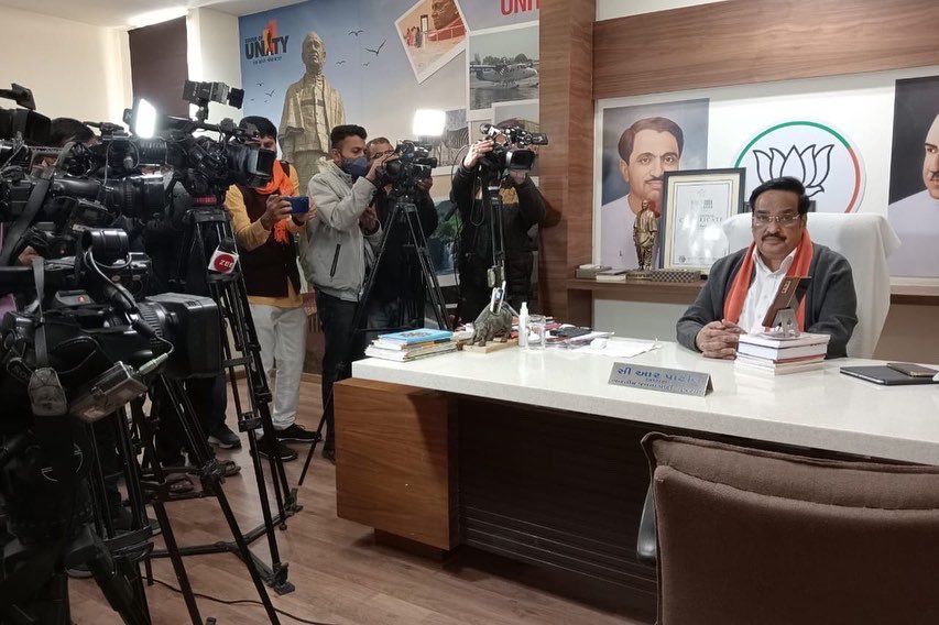 CRPaatil's tweet image. માનનીય પ્રધાનમંત્રી શ્રી @narendramodi સાહેબે ગુજરાતનાં સર્વ કાર્યકર્તાશ્રીઓ અને પેજ સમિતિનાં સભ્યો સાથે સંવાદ સાધ્યો, NAMO એપ પર જોડાઇને આ સંવાદ થકી માર્ગદર્શન મેળવ્યું.