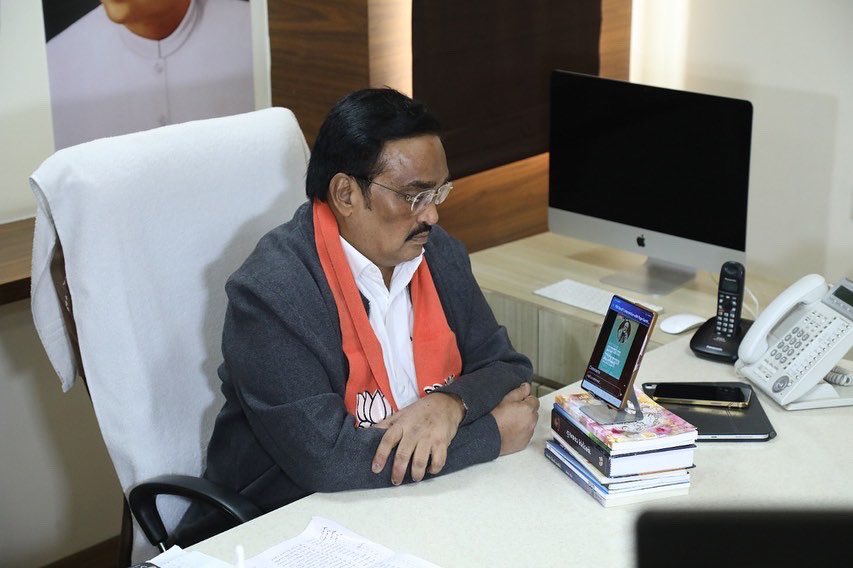 CRPaatil's tweet image. માનનીય પ્રધાનમંત્રી શ્રી @narendramodi સાહેબે ગુજરાતનાં સર્વ કાર્યકર્તાશ્રીઓ અને પેજ સમિતિનાં સભ્યો સાથે સંવાદ સાધ્યો, NAMO એપ પર જોડાઇને આ સંવાદ થકી માર્ગદર્શન મેળવ્યું.