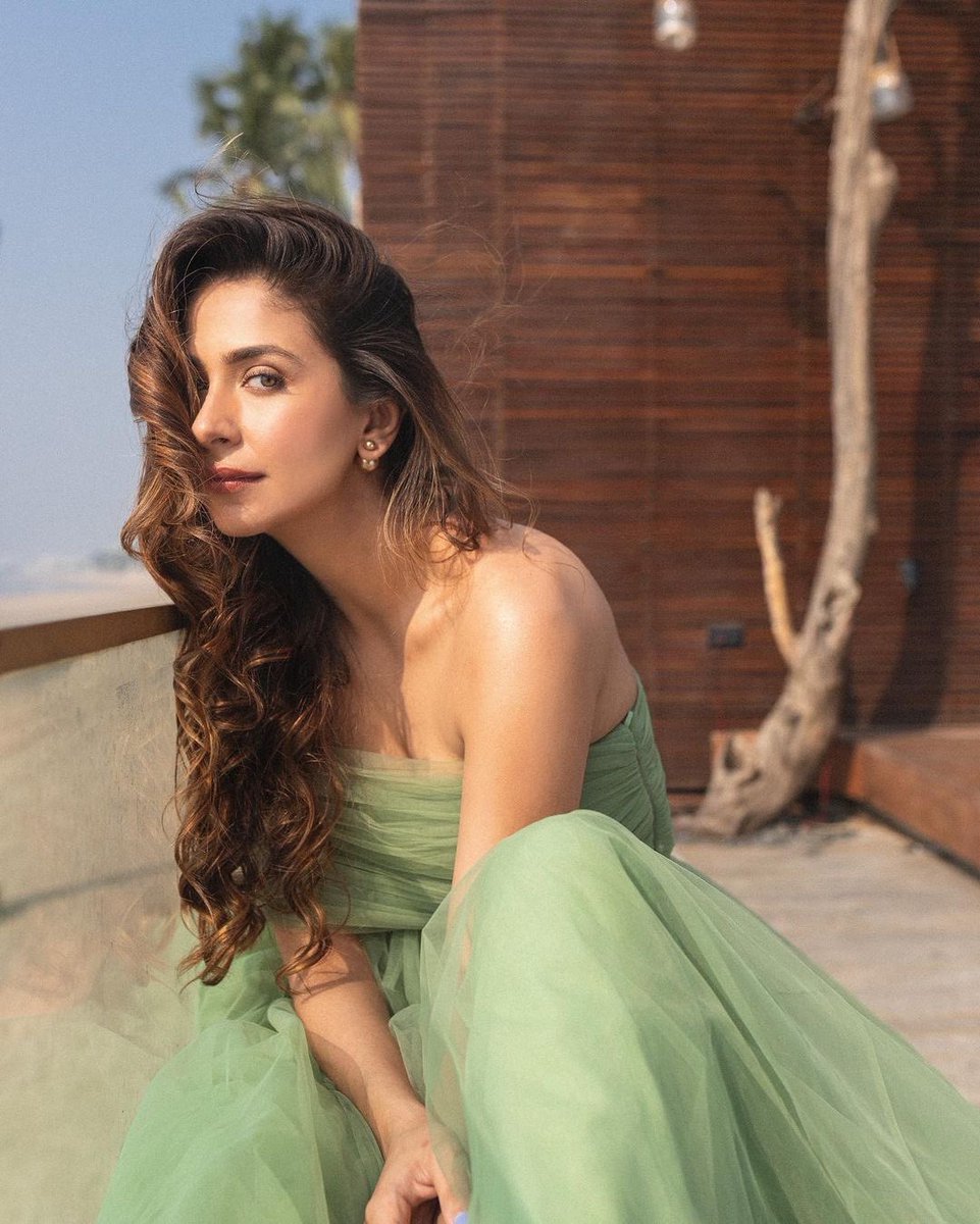 raajmalvika's tweet photo. One in a Melon 🍈 

#seabreeze #melonseason #freshNfruity #lifesabeach #photoshoot #myhappiness #greendress #sunshine #jungleprincess https://t.co/O4bK5mQgiA
