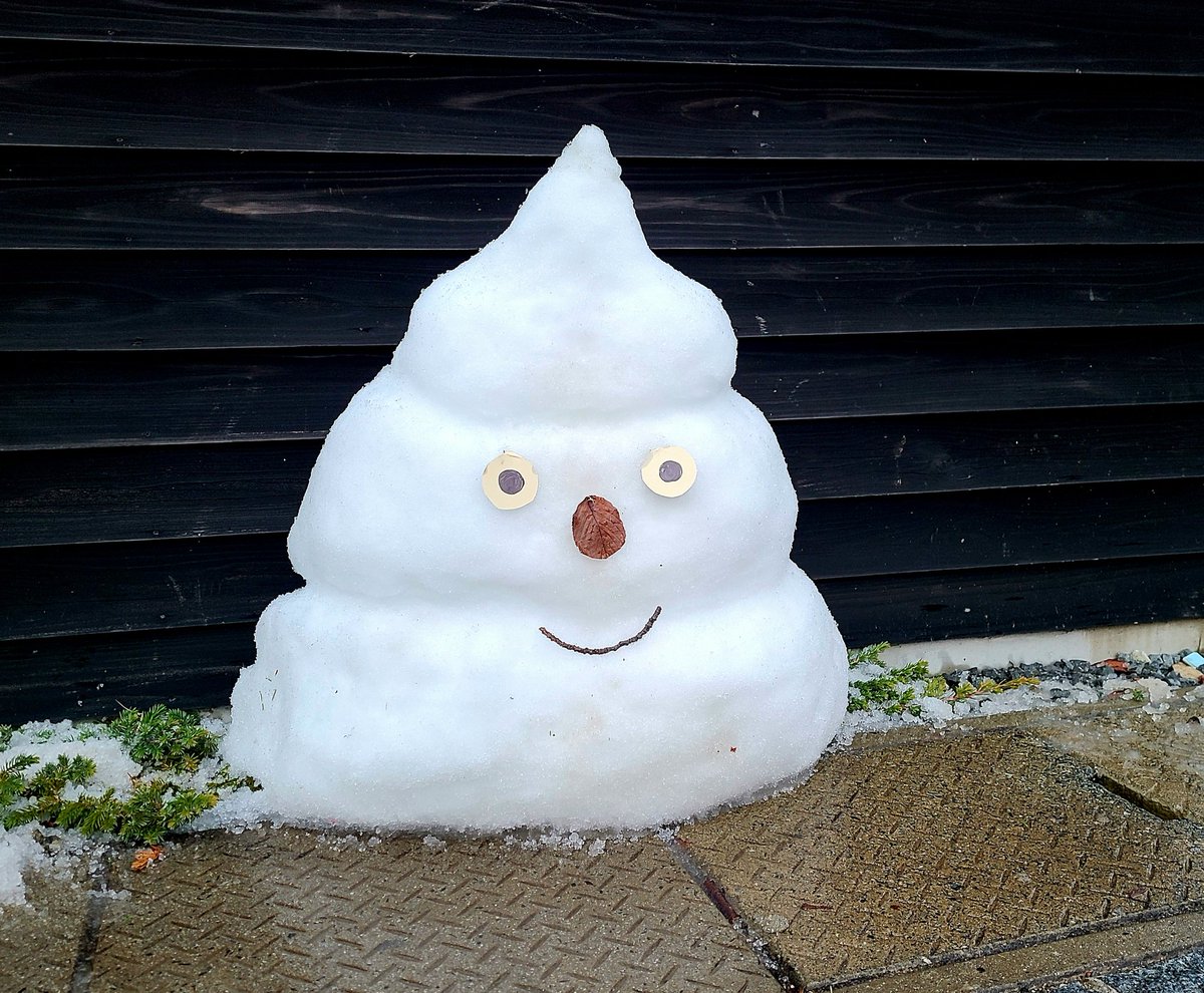 先日の大雪で作った、しろくまのパンツ雪だるまの残骸が溶けて寂しそう