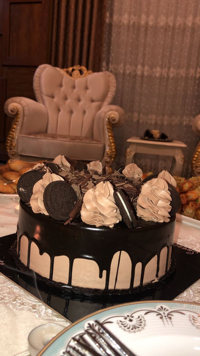 —Ya que la noche anterior su novio <a href="/KwxnJiYong_B/">JiYong</a> le mencionó tener antojo de un pastel de chocolate, esa tarde Sel compra uno y lo lleva al departamento del mayor, donde acordaron verse. Al llegar tan solo entra pues conocía la clave de acceso, y le llama para hacerse notar.—