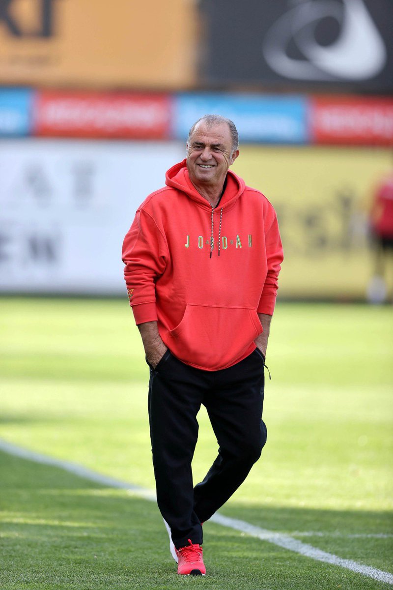 KDimontenegro's tweet photo. Takım elbiseyle Rambo Okan da yakışıklı aq. Önemli olan bu yaşta şu spor kombini taşıyabilmek. Konu tartışmaya öyle böyle kapalı değil. https://t.co/EzHIJdejwI
