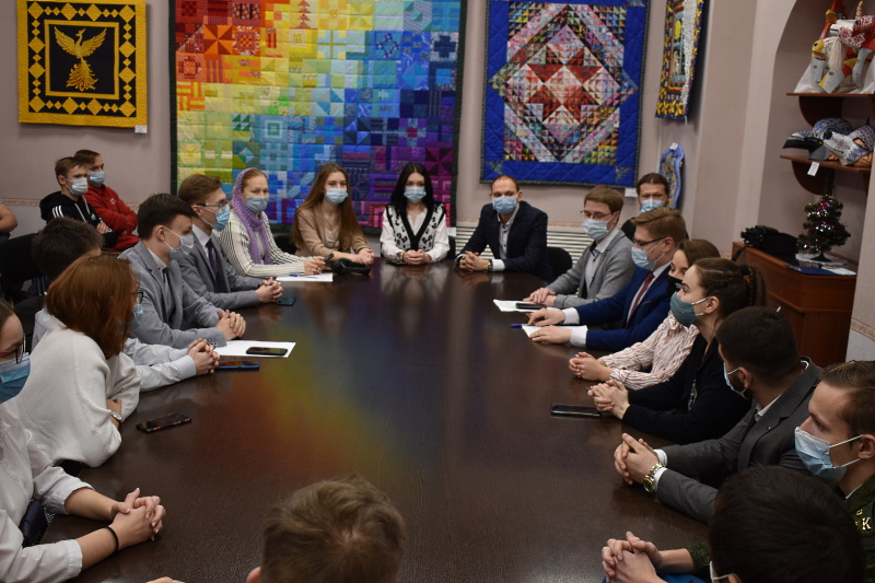 Сегодня, в День российского студенчества, в областном центре состоялся круглый стол по патриотическому воспитанию подрастающего поколения. Организатор - комитет молодежной политики, физической культуры и спорта Администрации г.Иванова при поддержке #ИДН idn-37.ru/250122-o-patri…