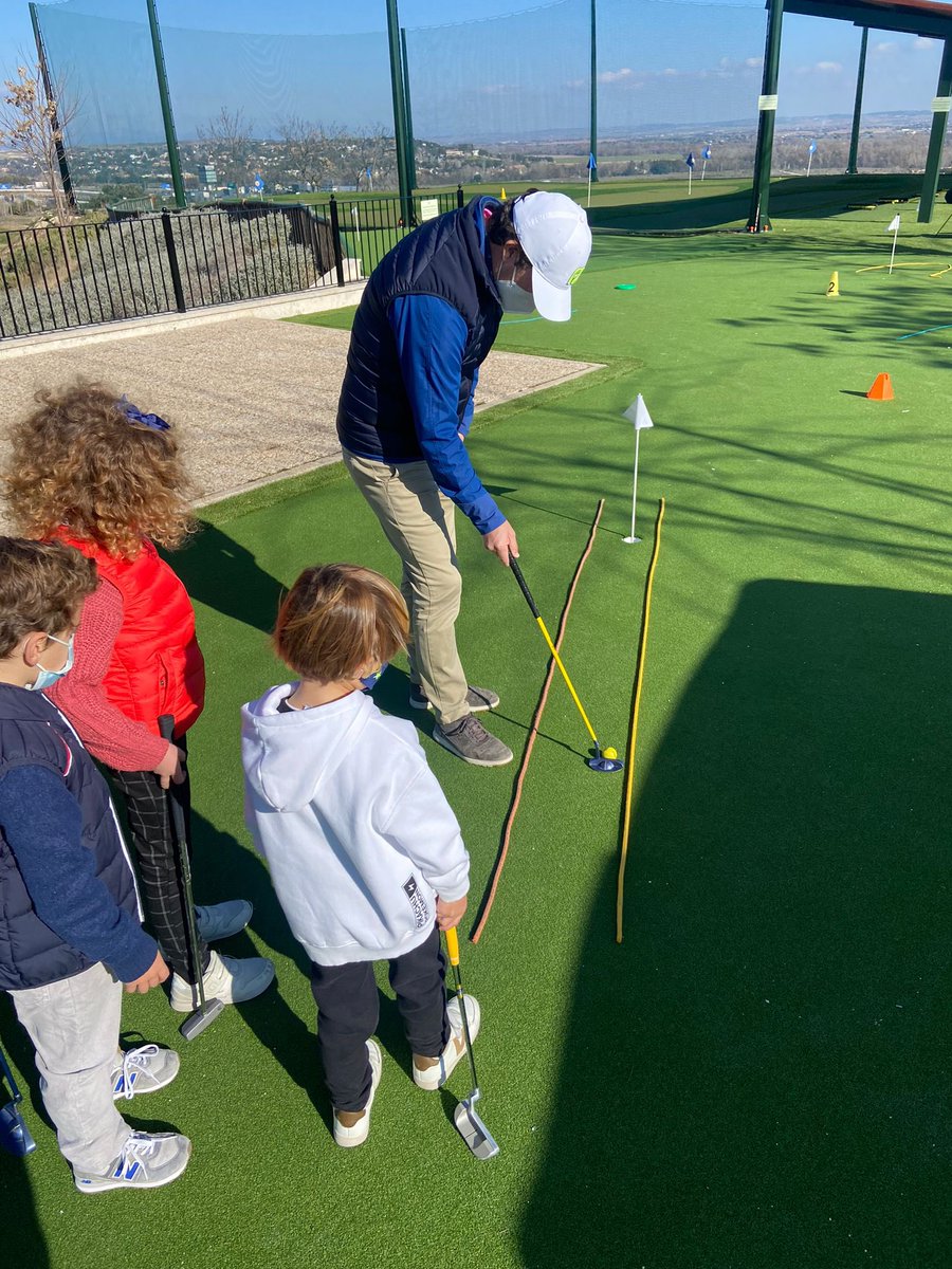 Entre el 35-40% de los golpes que realizan los profesionales en una vuelta son realizados con el putt. 
La alineación es uno de los factores clave y tenemos drills muy visuales para enseñar a los más pequeños.
#hcpcero