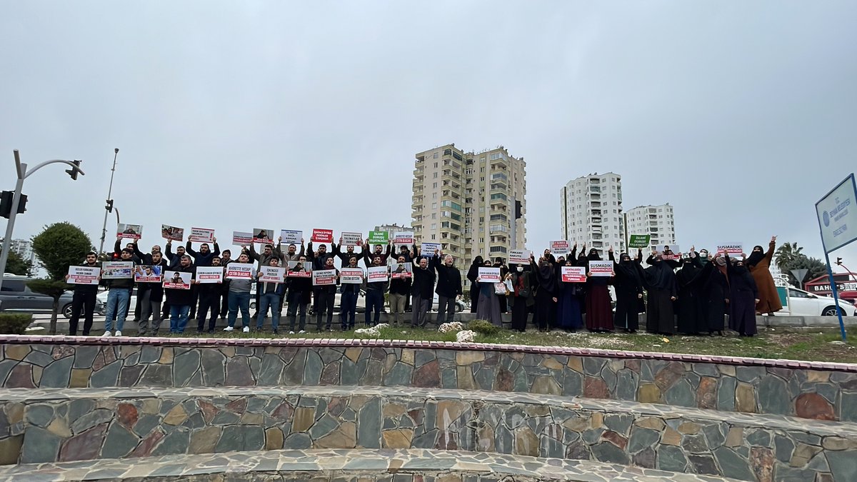 MedyaFurkan's tweet photo. Tüm Baskı ve Engellemelere Rağmen Özgürlük Yürüyüşleri Devam Ediyor!

Furkan Gönüllüleri, talimatla ve yalan ifadelerle tutuklanan 7 kardeşimizin haksız tutukluluğunun bir an evvel son bulması için #ÖzgürlükYürüyüşü  gerçekleştirdi.

•ADANA
•25 Ocak #Salı https://t.co/eNJLZJmHpN