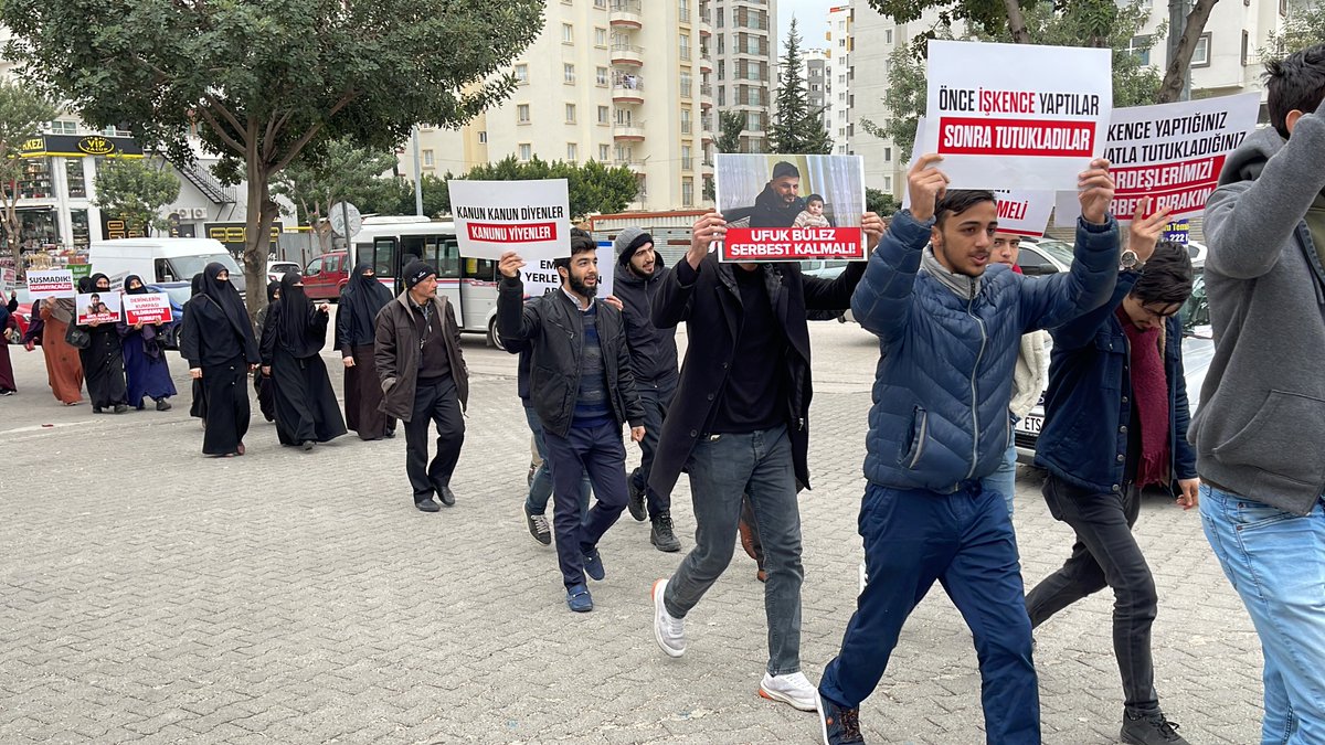 MedyaFurkan's tweet photo. Tüm Baskı ve Engellemelere Rağmen Özgürlük Yürüyüşleri Devam Ediyor!

Furkan Gönüllüleri, talimatla ve yalan ifadelerle tutuklanan 7 kardeşimizin haksız tutukluluğunun bir an evvel son bulması için #ÖzgürlükYürüyüşü  gerçekleştirdi.

•ADANA
•25 Ocak #Salı https://t.co/eNJLZJmHpN