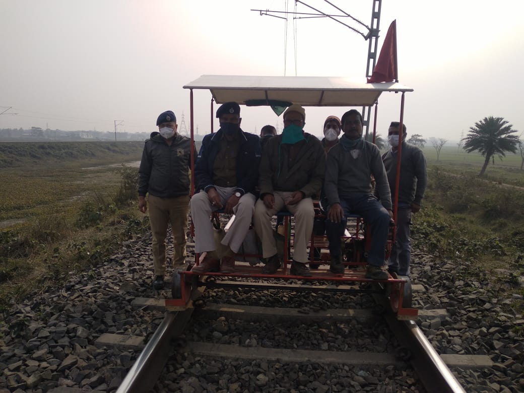 SiliguriGRP's tweet photo. REPUBLIC DAY 2022
As part of the preparation with regards to Republic Day Eve, track patrolling,Railway Platforms checking and track checking by various GRPSs team under Siliguri GRP District. https://t.co/cdESMMgDN1