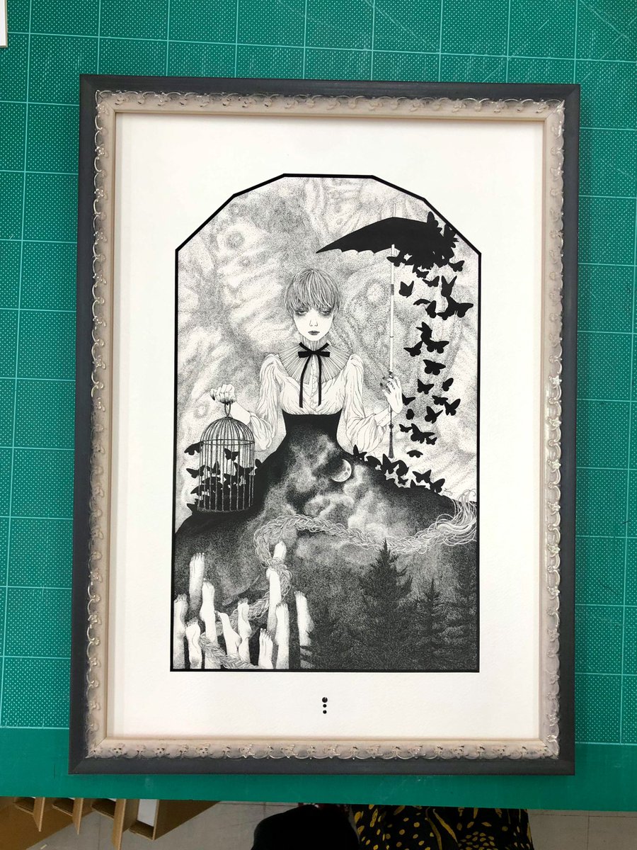 夜が更ける(2021)
490×355mm

とても気に入っている額装。黒いラインストーンが付いています。額も黒と銀のグラデーションで夜が進んでいくイメージにぴったりでした。

#ペン画 #丸ペン #絵 #額装 #過去作 #art #illustration #drawing 