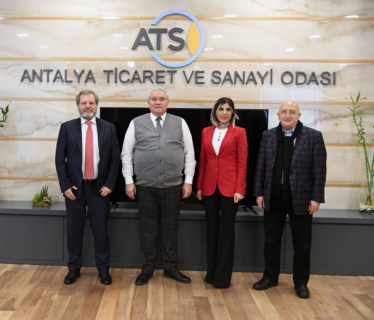 Ziyaretime gelen Dünya Gazetesi Yönetim Kurulu Başkanı Hakan Güldağ, Genel Koordinatörü Vahap Munyar ve Antalya Temsilcisi Duygu Şahin ile #Antalya ekonomisini, çalışmalarımızı ve 2022 beklentilerimizi konuştuk. Nazik ziyaretleri için teşekkür ediyorum.