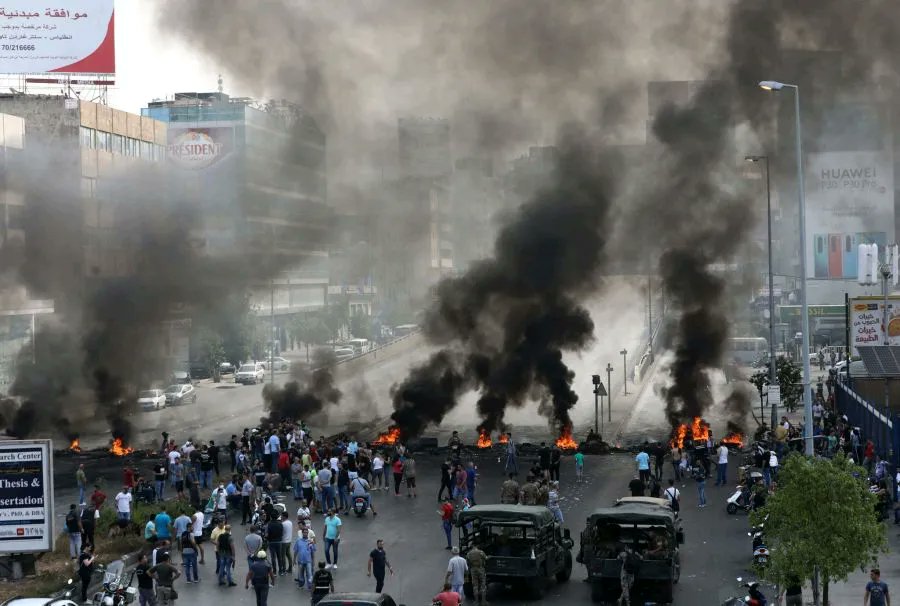 jornaland's tweet photo. Líbano: Motoristas realizam greve e bloqueios contra os preços do combustível em ‘Dia de Fúria’
Leia em: https://t.co/sOhGD4dJGD
#ANDinternacional #Libano https://t.co/6AtRK4CxS4