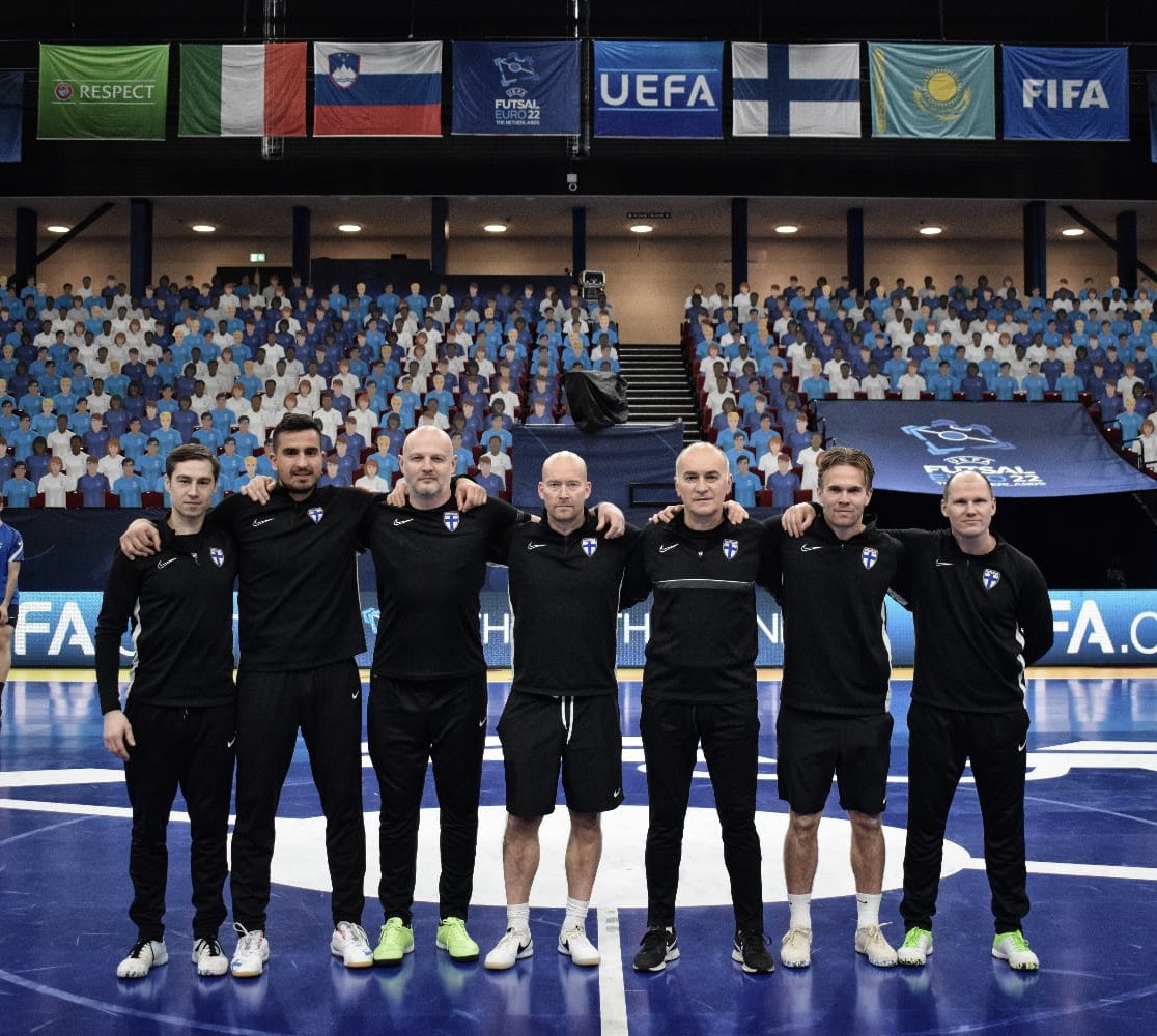 Suomen pelipaikka vaihtuu Amsterdamiin.
Lohko B tasainen ja jatkoon menijät auki. Perjantaina pilataan Slovenian bileet! 
<a href="/FutsalSuomi/">Futsalmaajoukkue</a> #futsalfi #futsal #futsalishere #FutsalEURO <a href="/UEFAFutsal/">UEFA Futsal</a>