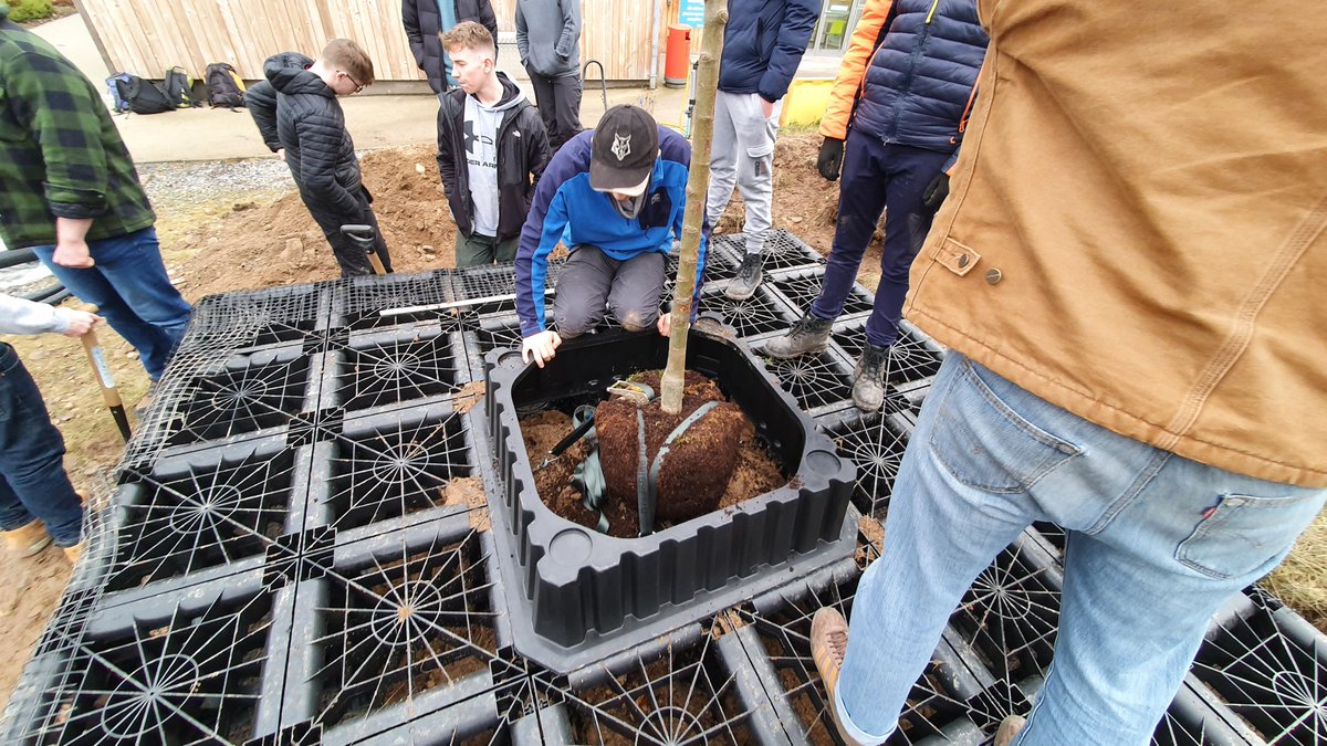 GreenBlueUrban's tweet photo. As part of the continuing focus on #educating the next generation of urban foresters, Howard Gray spent the day at the Scottish School of Forestry.

Presenting to students at @ic_uhi and giving a live #RootSpace tree pit demo! https://t.co/xJJXTYiiXA https://t.co/iv9GC0g2eB