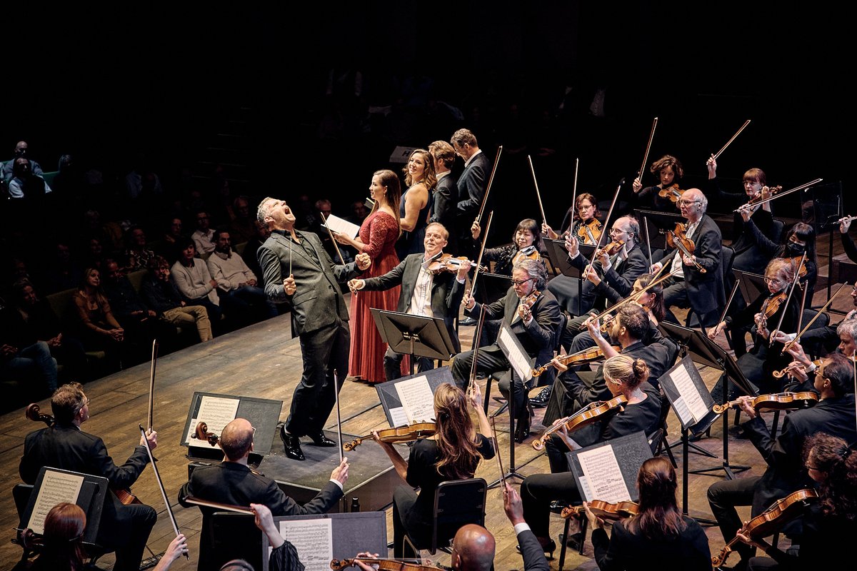 📸 Foto van het concert dat zondag volledig werd uitgezonden op NPO 2. Het Residentie Orkest speelde o.l.v. Tijl Beckand de 'Negende symfonie' van Beethoven! Missie volbracht voor Tijl! 👏