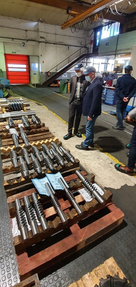 Prefet58's tweet photo. CMD Engrenages et Réducteurs, à #Fourchambault, spécialisée dans la conception et la fabrication d’engrenages roue et vis sans fin a bénéficié du dispositif «industrie du futur» du plan #FranceRelance #Nievre https://t.co/Fq9Mi2XepF https://t.co/jT96gdTwSo