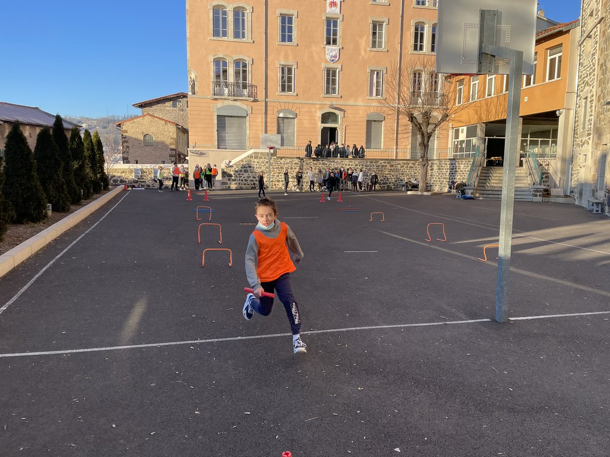 CdosHteLoire's tweet photo. #SOP2022 J1🔥
Sensibilisation « Valeurs de l’olympisme » au Collège St Régis au Puy en Velay ce matin (labellisé Génération 2024), à l'environnement et diplômes pour les participants. 🥇🥈🥉
De la théorie à la pratique 🎽  
#Mission30Minutes
#Generation2024 #TerreDeJeux2024 https://t.co/JgQWIdBhIC