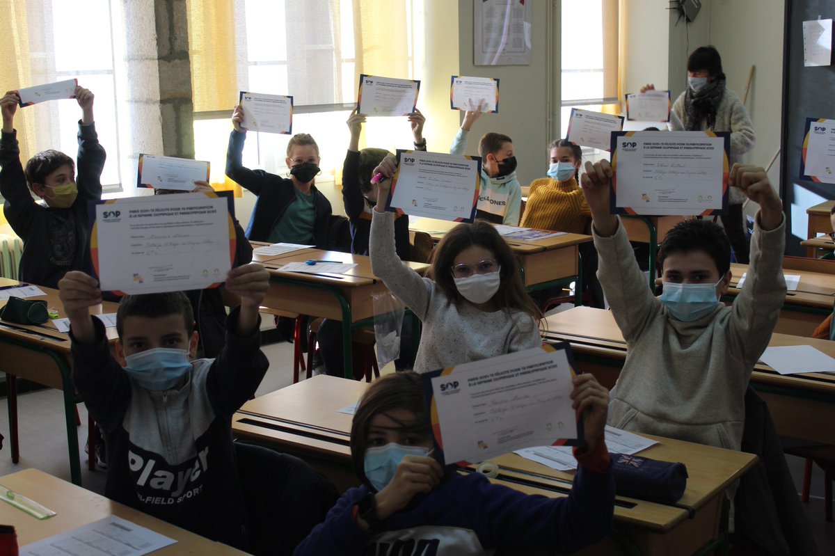 CdosHteLoire's tweet photo. #SOP2022 J1🔥
Sensibilisation « Valeurs de l’olympisme » au Collège St Régis au Puy en Velay ce matin (labellisé Génération 2024), à l'environnement et diplômes pour les participants. 🥇🥈🥉
De la théorie à la pratique 🎽  
#Mission30Minutes
#Generation2024 #TerreDeJeux2024 https://t.co/JgQWIdBhIC