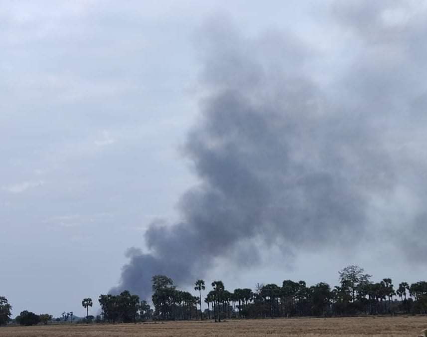 စစ်ကိုင်းတိုင်း၊ ရွှေဘိုမြို့နယ် ဇီးကုန်းကျေးရွာနှင့် ရွာစိုးကျေးရွာကြားတွင် ယမန့်နေ့ နံနက် ရှစ်နာရီခန့်က စစ်ကောင်စီစစ်ကြောင်းနှင့် SNAKE EYES-PDF ပူးပေါင်းတပ်ဖွဲ့တို့ တိုက်ပွဲဖြစ်ပွားခဲ့ပြီး စစ်ကောင်စီတပ်သား ၁၅ ဦးသေဆုံးသွားကြောင်းသိရသည်။

t.me/the74media/8196