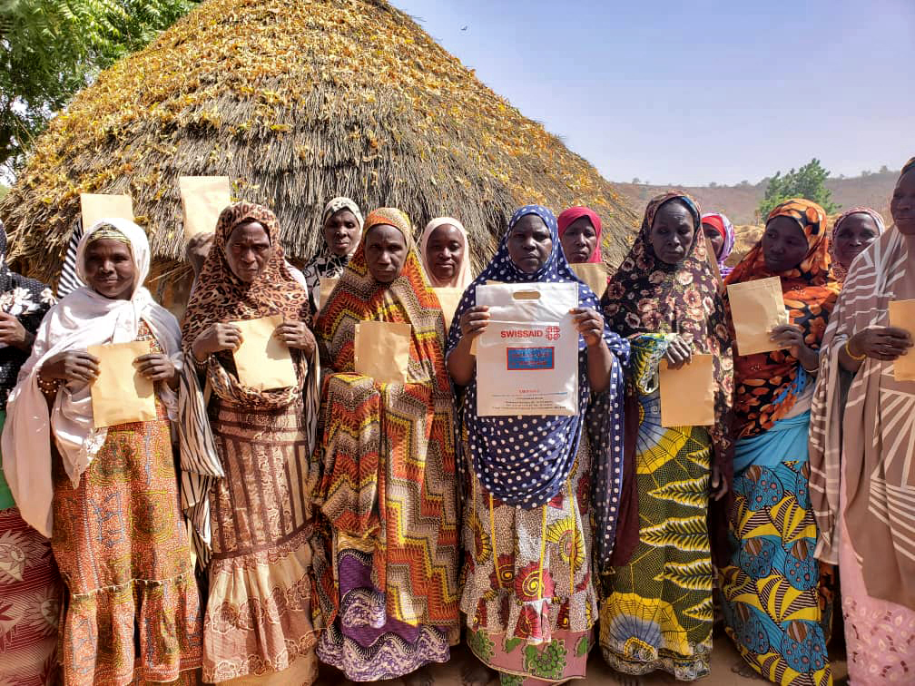 SWISSAID's tweet photo. L'aide d'#urgence au #Niger a débuté et les premières semences à croissance rapide ont été distribuées. Ici, les femmes de Karma Zarma, au Niger, présentent les kits de #semences reçus. Un soutien plus que bienvenu dans une région où la situation empire: https://t.co/JaQJGCsmyV https://t.co/MLivfHRBMq