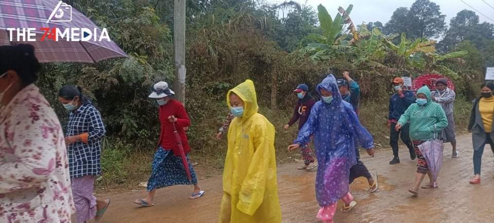 မိုးရေများကြားထဲတွင် ပြုလုပ်ခဲ့သည့် ဖားကန့်မြို့ တိုင်းရင်းသားလူမျိုးပေါင်းစုံ ပင်မအမျိုးသမီးသပိတ်စစ်ကြောင်း။ (ဇန်နဝါရီ-၂၅ရက်၊၂၀၂၂ခုနစ်)