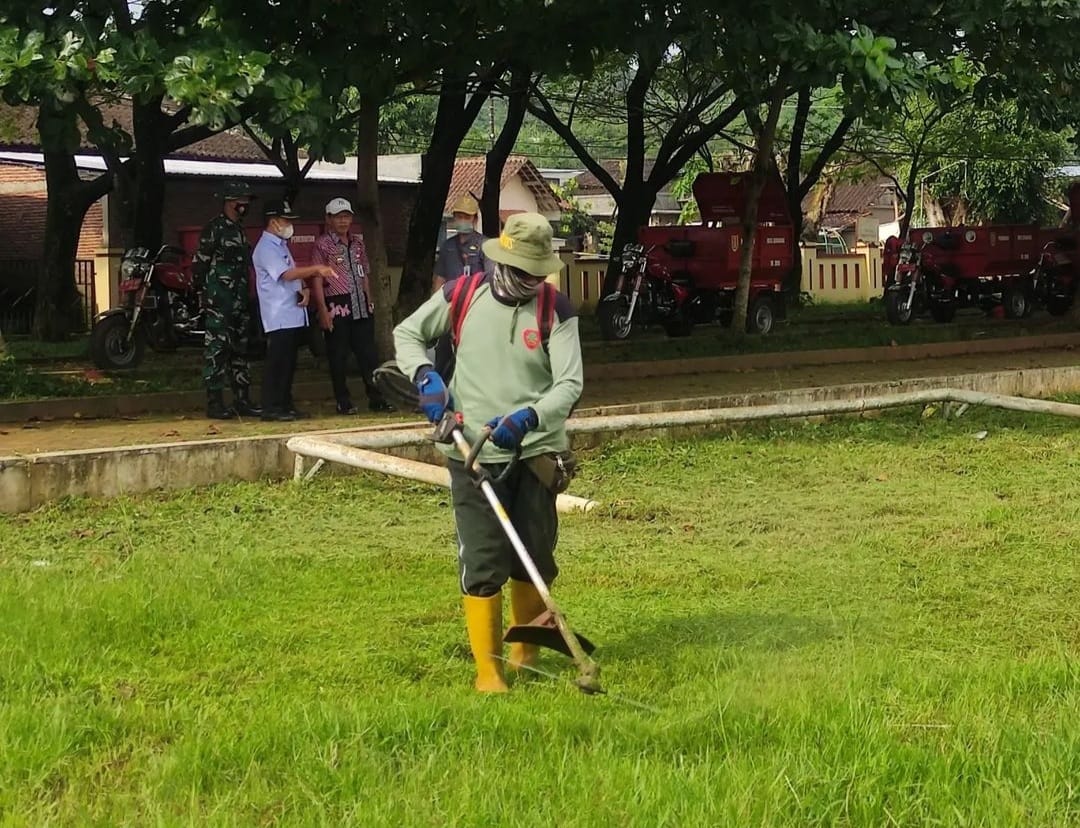 Giat Kebersihan dan Pemotongan Rumput di Lapangan Amongrogo Kelurahan Sumurrejo oleh Tim Kebersihan Kecamatan Gunungpati bersama kebersihan DLH Gunungpati, kebersihan Disperkim, mahasiswa UIN Walisongo Semarang pada Selasa, 25 Januari 2022.