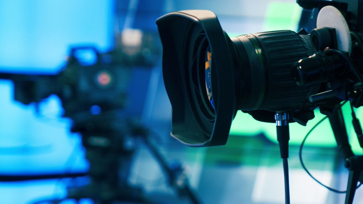 видеокамера для телешоу. Blackmagic studio camera 4k. включи камеру в студии. видеокамера в студии. оператор с камерой в студии.