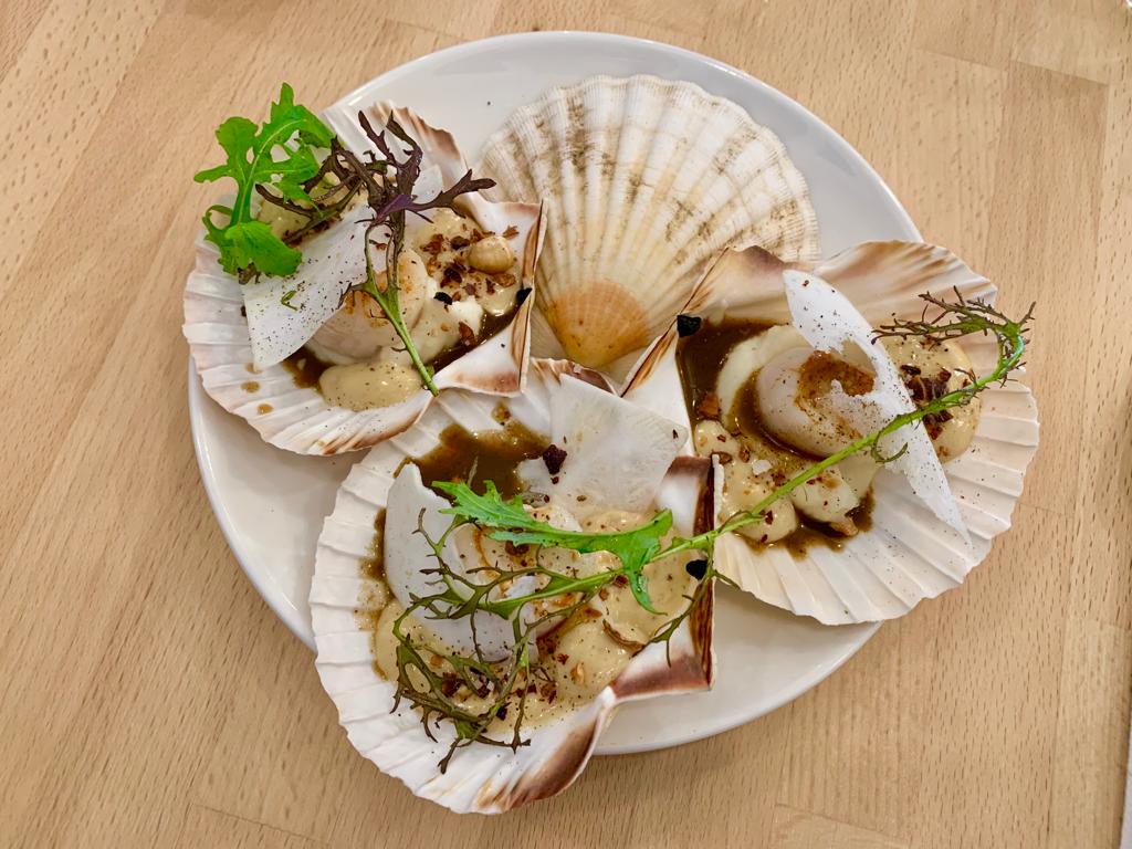 guideMichelinFR's tweet photo. Pétillante cuisine du marché à La Petite Ourse (#Rennes) au rapport qualité-prix imbattable. Délicieuses noix de Saint-Jacques, purée de céleri, goûteux jus de bardes, sabayon noisette ; addictive mousse au chocolat et son caramel au beurre salé.
#Bretagne https://t.co/rkZzmZuwVM