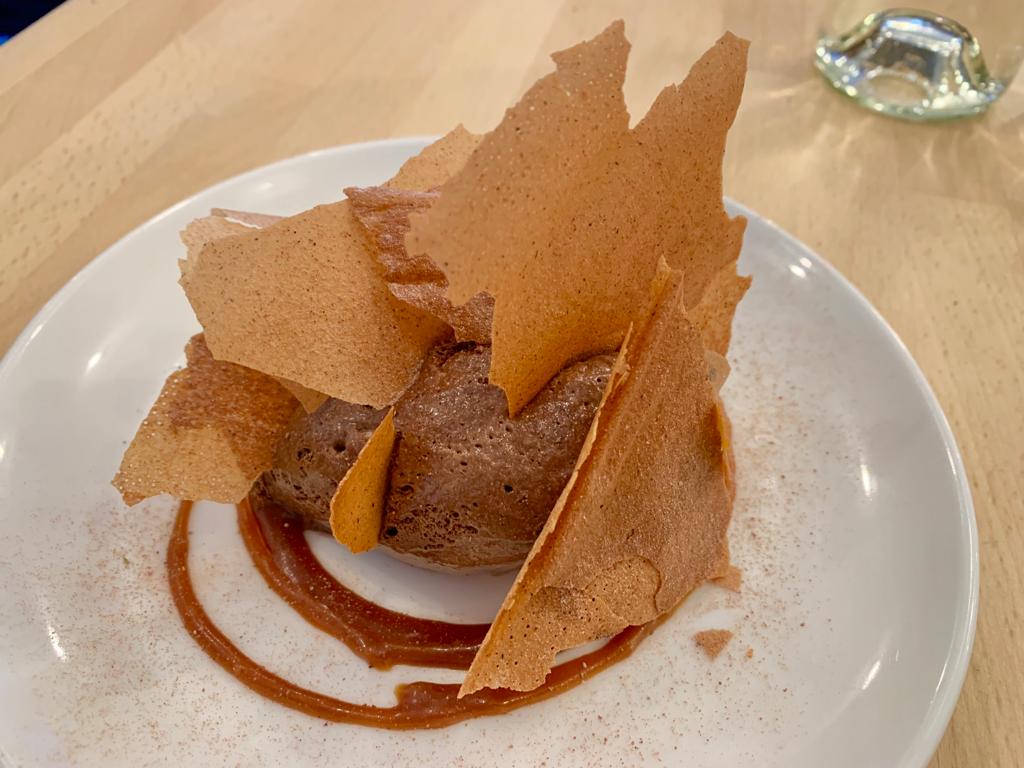 guideMichelinFR's tweet photo. Pétillante cuisine du marché à La Petite Ourse (#Rennes) au rapport qualité-prix imbattable. Délicieuses noix de Saint-Jacques, purée de céleri, goûteux jus de bardes, sabayon noisette ; addictive mousse au chocolat et son caramel au beurre salé.
#Bretagne https://t.co/rkZzmZuwVM