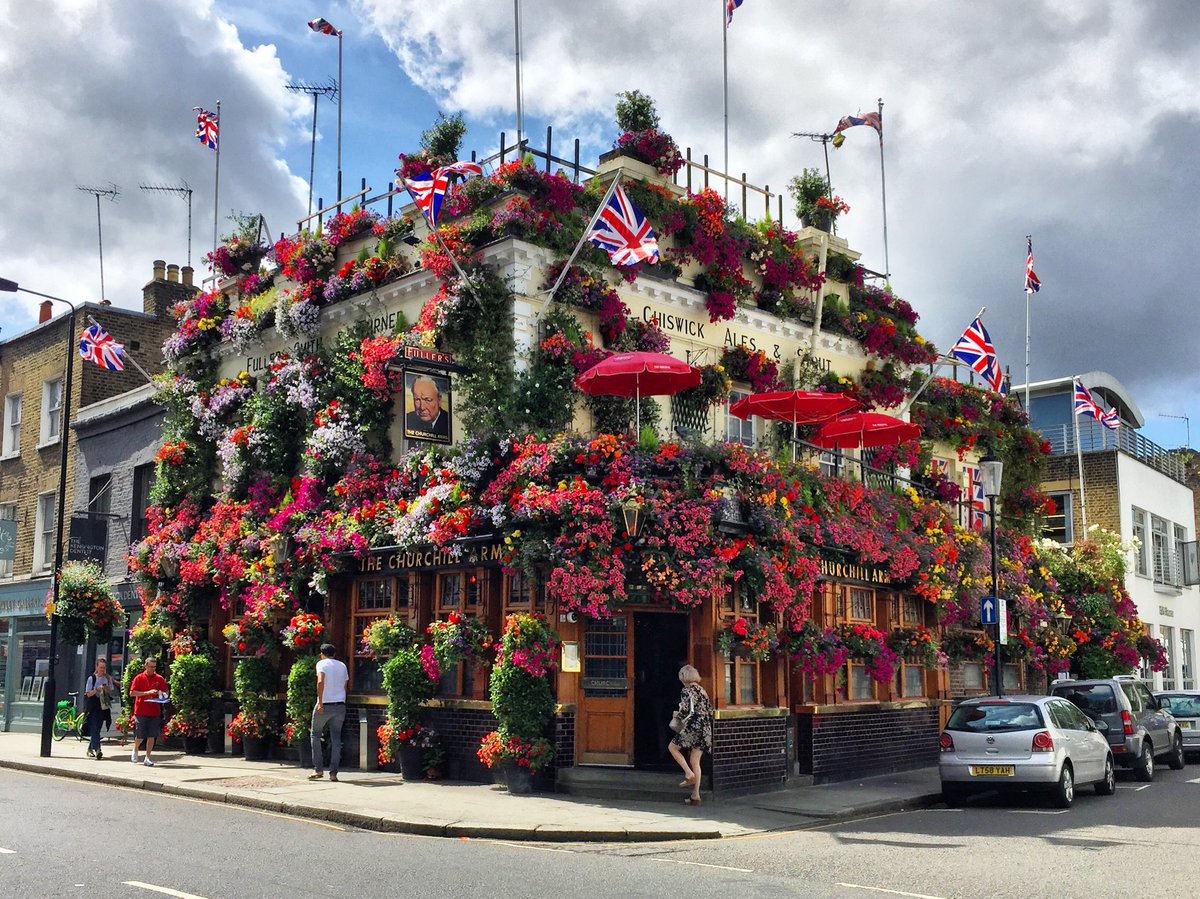 Fancy a pint? 🇬🇧🍺 Check out the top 10 classic #pubs in #London: bit.ly/3u1wgbE

#pubrooms #pubsmatter #PubLife #TravelTuesday #MyWateringHole #Camra #ale #beer #BeerCanAppreciationDay