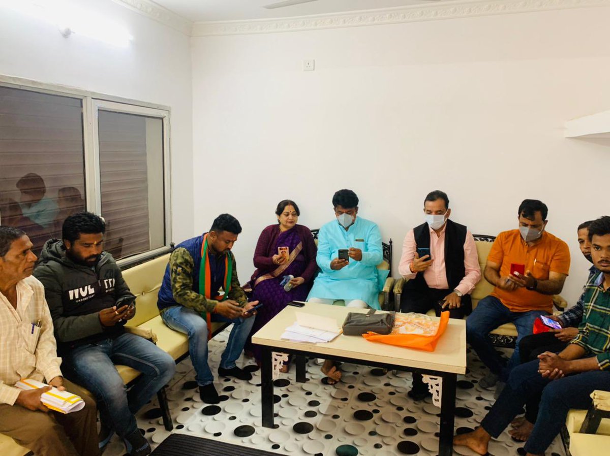 indutiwarijbp's tweet photo. कुशा भाऊ ठाकरे जी की जन्म शताब्दी पर्व के अवसर पर पनागर विधानसभा के सुहागी करमेता मंडल के बूथ क्रमांक 159एवं 161 पर प्रवासी विस्तारक के रूप में बूथ समिति ��े पंजी��न एवं बूथ समिति का सत्यापन का कार्य किया ।
#bjp #bjp4mp @BJP4MP https://t.co/pkIFTv2vYP