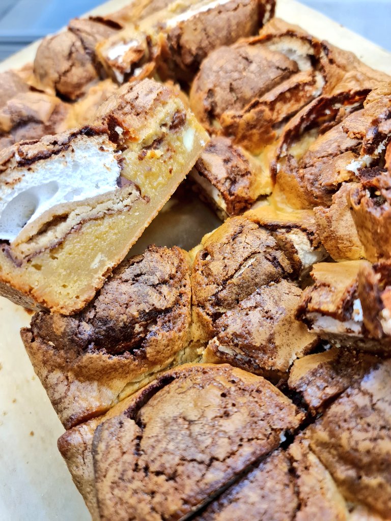 ken__moodie's tweet photo. Tunnocks Rocky Road &amp; Tea Cake Blondie🏴󠁧󠁢󠁳󠁣󠁴󠁿🏴󠁧󠁢󠁳󠁣󠁴󠁿🏴󠁧󠁢󠁳󠁣󠁴󠁿 #baxterstorey #welovethisbusiness #BurnsDay #burns #scotland @BaxterStorey https://t.co/qeFs9xQ3k0