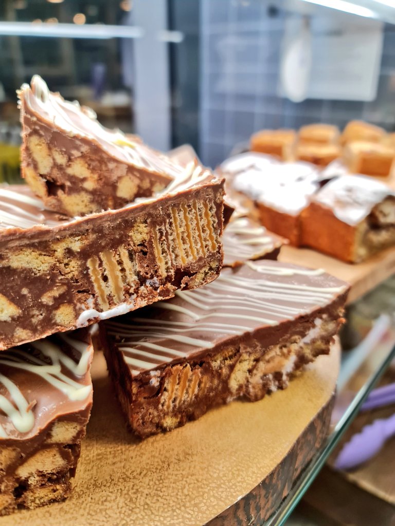 ken__moodie's tweet photo. Tunnocks Rocky Road &amp; Tea Cake Blondie🏴󠁧󠁢󠁳󠁣󠁴󠁿🏴󠁧󠁢󠁳󠁣󠁴󠁿🏴󠁧󠁢󠁳󠁣󠁴󠁿 #baxterstorey #welovethisbusiness #BurnsDay #burns #scotland @BaxterStorey https://t.co/qeFs9xQ3k0